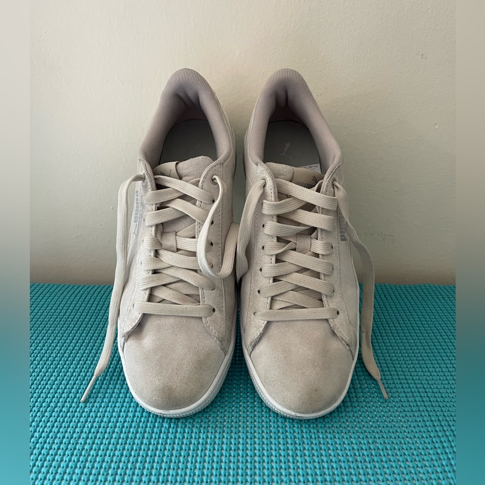 Used Women’s Cream Pumas